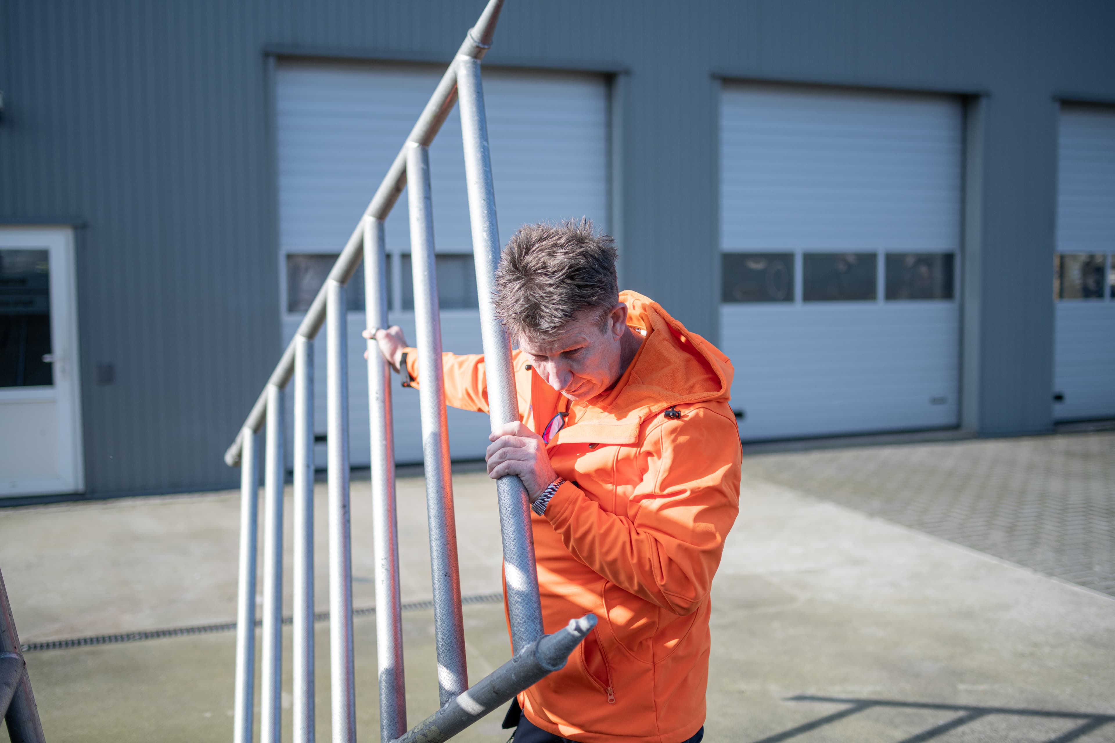 Keurmeester Daan van KeurPRO keurt een steiger