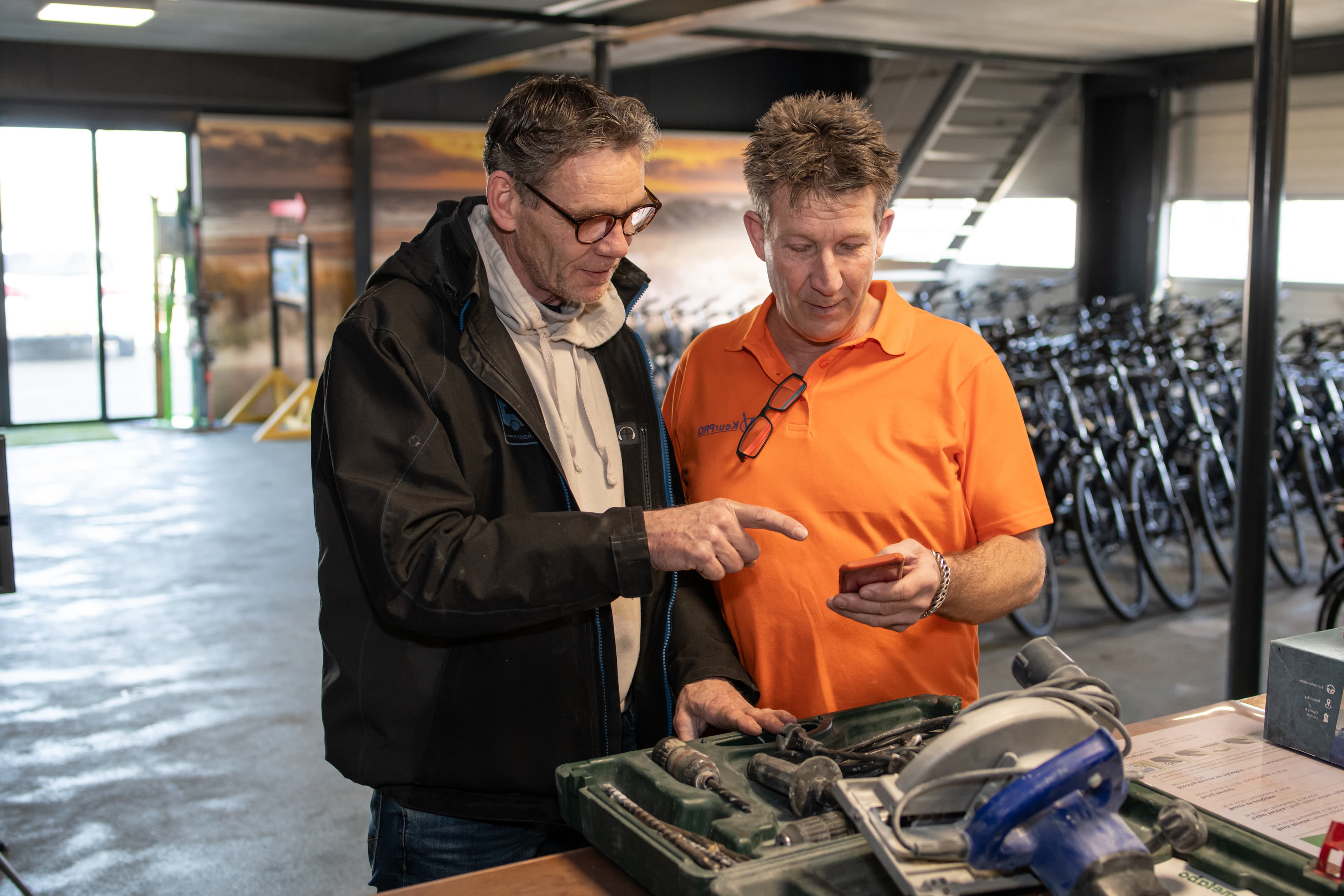 Keurmeester Daan met een klant in gesprek